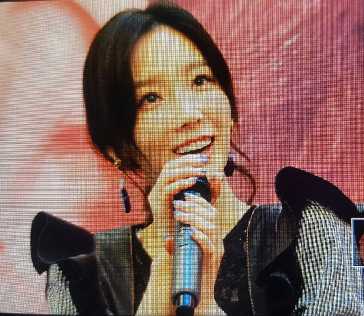 [PIC][16-04-2017]TaeYeon tham dự buổi Fansign cho “MY VOICE DELUXE EDITION” tại AK PLAZA vào chiều nay  - Page 2 C9hwz6WU0AAf_so