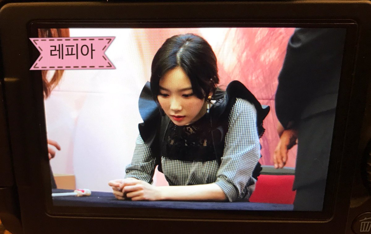 [PIC][16-04-2017]TaeYeon tham dự buổi Fansign cho “MY VOICE DELUXE EDITION” tại AK PLAZA vào chiều nay  C9hxAJpUQAARJzE