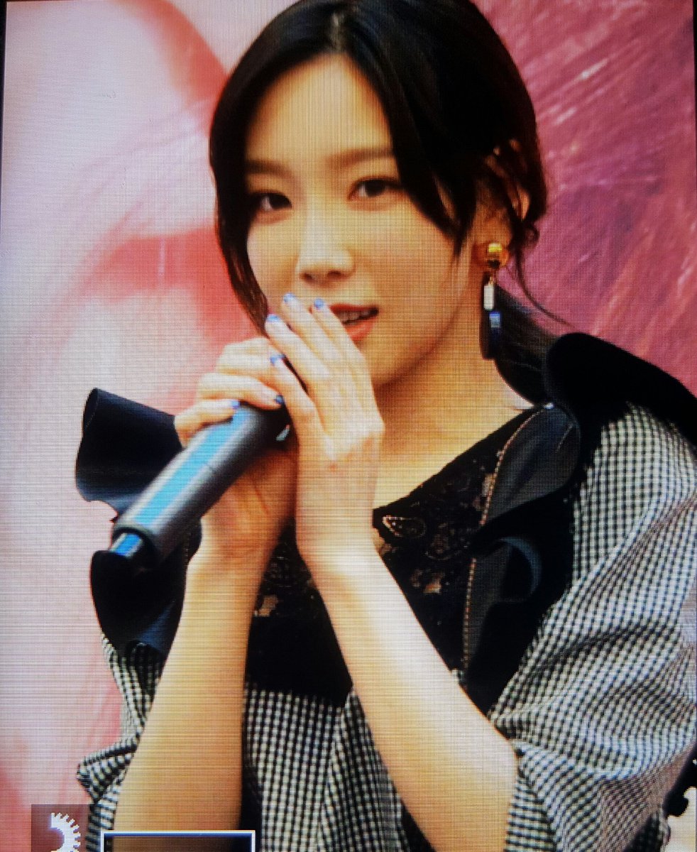 [PIC][16-04-2017]TaeYeon tham dự buổi Fansign cho “MY VOICE DELUXE EDITION” tại AK PLAZA vào chiều nay  - Page 2 C9hxHQKV0AM897A