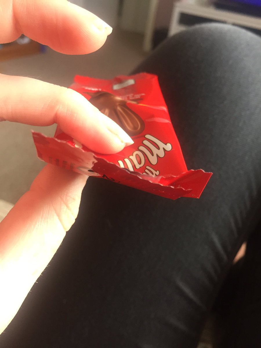 cdlrobinson's tweet photo. @NestleUKI opened my Easter egg and one of the chocs packet is fully sealed but empty! Not a happy Easter 🐣 https://t.co/D5Sre1nCsK