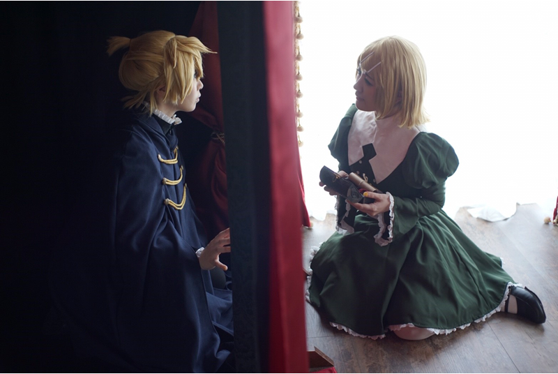 ゆず李 コス写真 速報 古ぼけた鏡に突然映った少年の姿 魔法使いと名乗ったその人は 私にそっくりな笑顔で笑う 鏡の 向こうは 全て逆の世界 決して交わらない 逆さ合わせの運命 魔法の鏡 鏡の魔法 ひとしずくp やま 鏡音リン ゆず李 鏡音レン