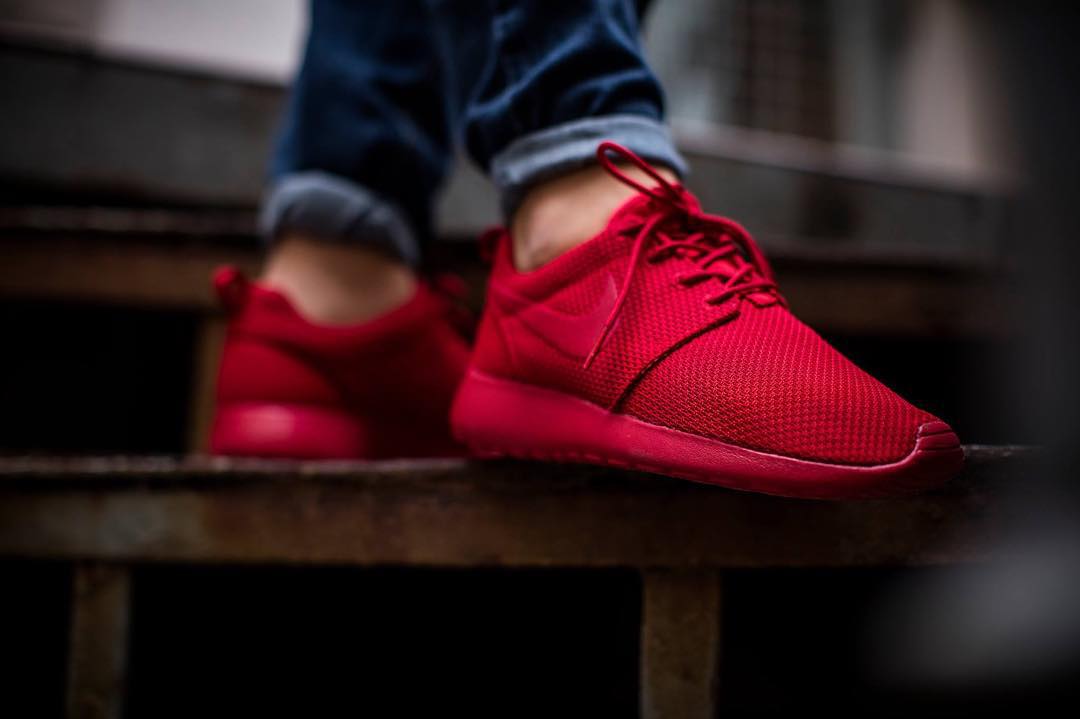 nike roshe one varsity red