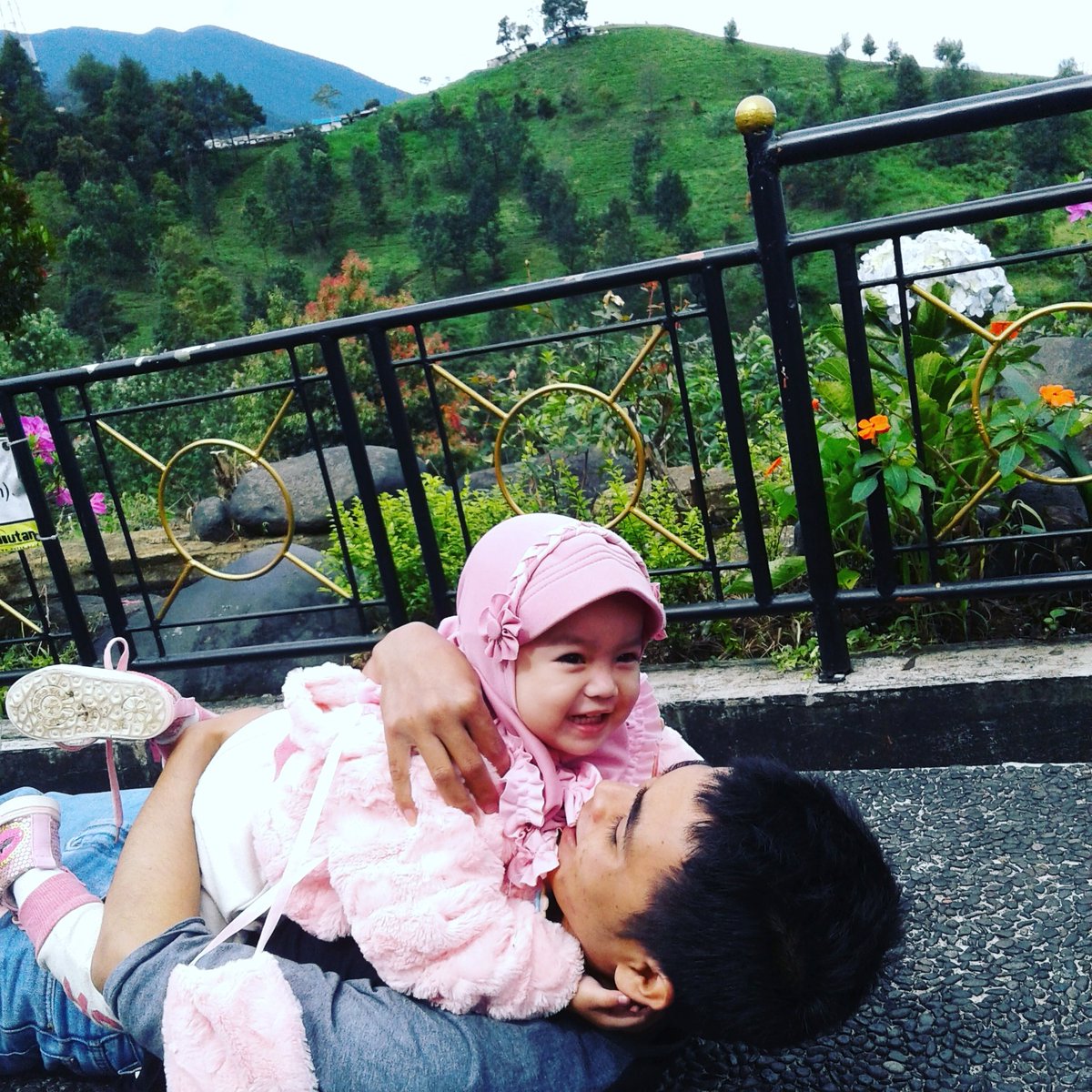 SyamsullHady's tweet photo. Lucu nya ke mna" ...ponakan kece+ om kece 😁😁😁😁 https://t.co/OuXTZknNQk