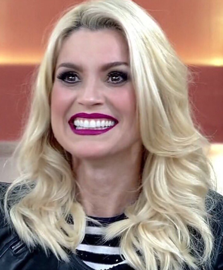 FanficRede's tweet image. A Nova Fanfic! ♥
#flaviaalessandra e escalada para ser a grande vilã da nova fanfic "Apaixonados"!