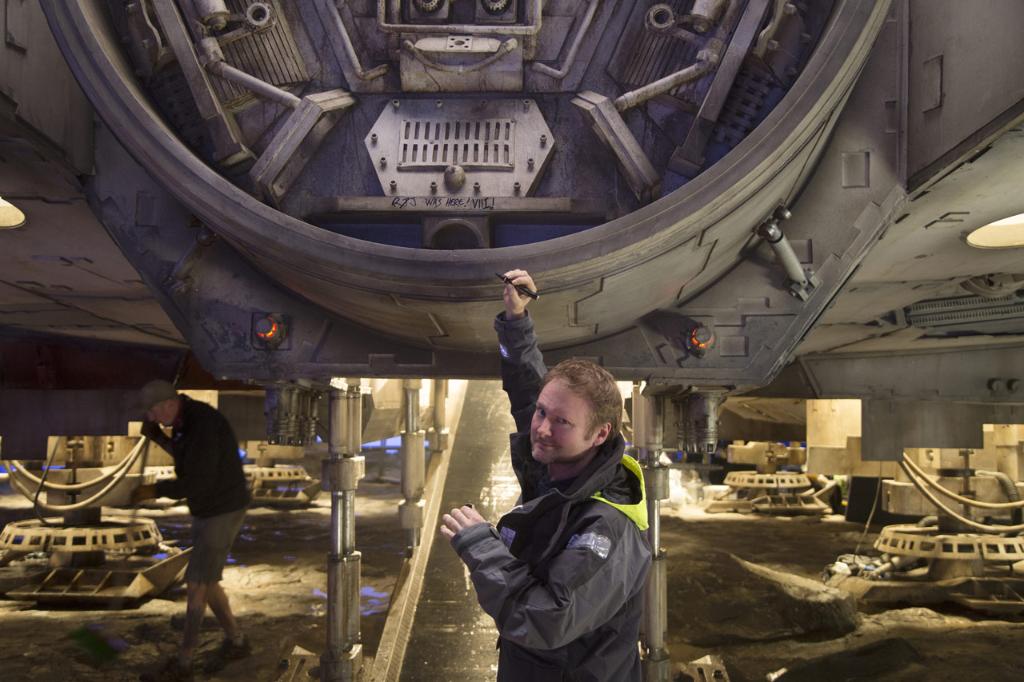 starwars's tweet photo. 10 things we learned at #SWCO's #TheLastJedi panel. https://t.co/KPoc9vUJ7B https://t.co/6ZfUs7nnGO