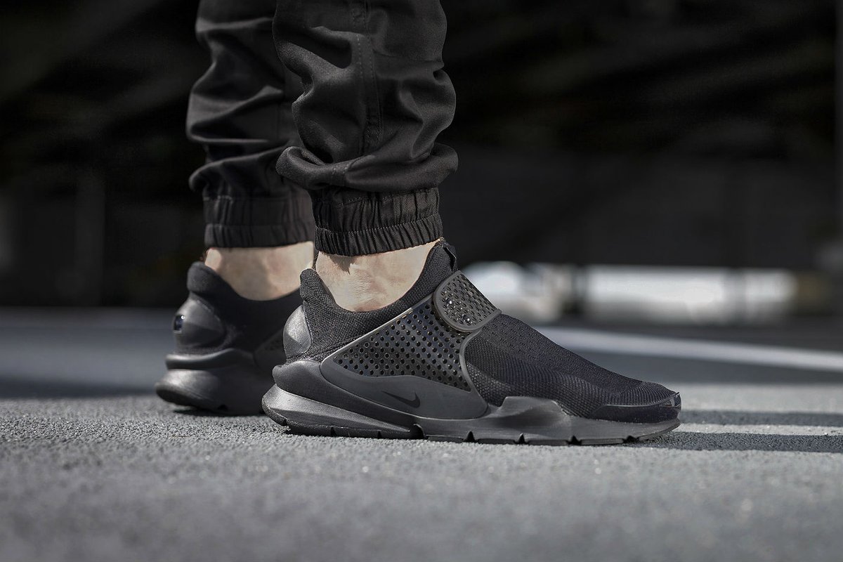 George Bernard R pludselig SOLELINKS on Twitter: "Nike Sock Dart 'Triple Black' on sale for $69.98 +  shipping, retail $130 =&gt; https://t.co/749cADdBuS  https://t.co/ypoP0jf4Uu" / Twitter