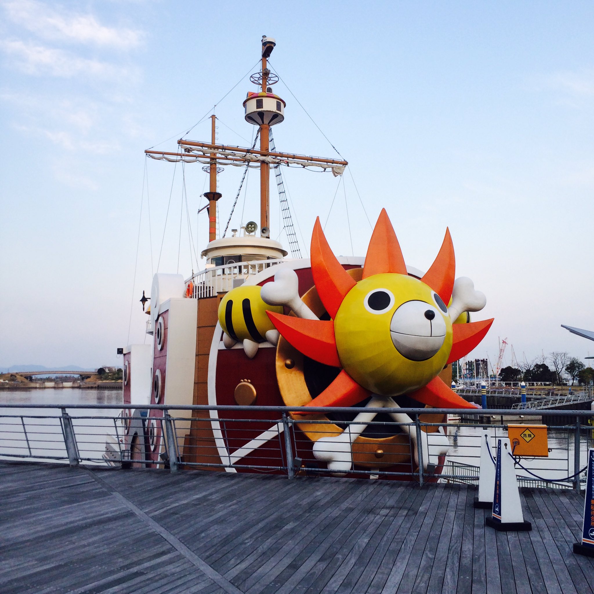 ひとみらくる A Twitteren 近くのラグナシアにも寄りました ワンピースのお船がありました ワンピースは本当に初期の頃しかアニメみてないので これ知らない船です 無防備に大砲に顔をつっこんだりして T Co Iqilih6qtl Twitter