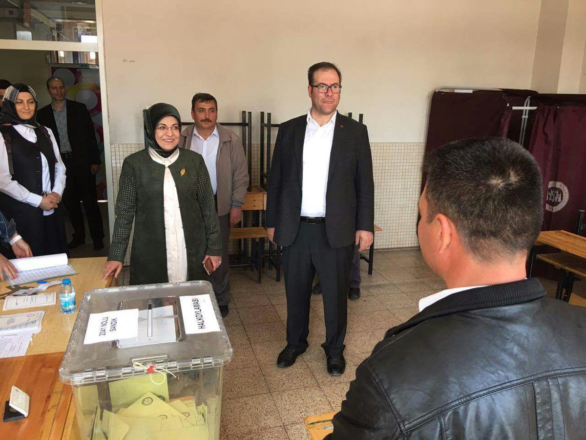 AKMeramSKM's tweet photo. Bld. Bşk. Sn. Fatma TORU ilçe Bşk. Sn Abdülkadir ÖZÖĞÜR ve teşkilat mensuplarımız ile okullarımızı gezdik. https://t.co/kcIqyQN8ts
