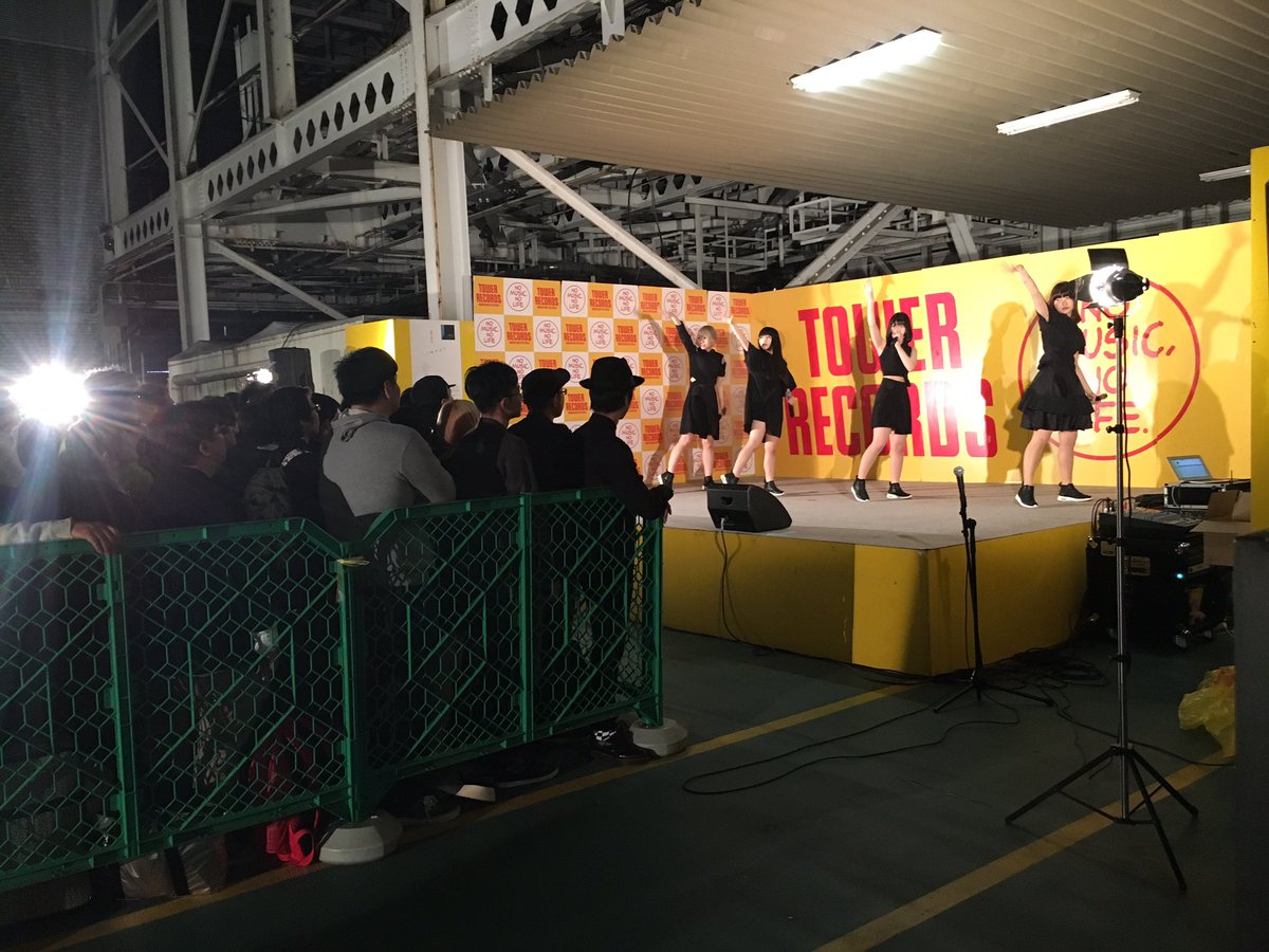 Maison Book Girl Twitterren タワーレコード名古屋近鉄パッセ店リリースイベントお集まりの皆様本当にありがとうございます 初の屋上はとても開放的でした 次のリリースイベントはキャナルシティ博多店 宜しくお願い致します ブクガ