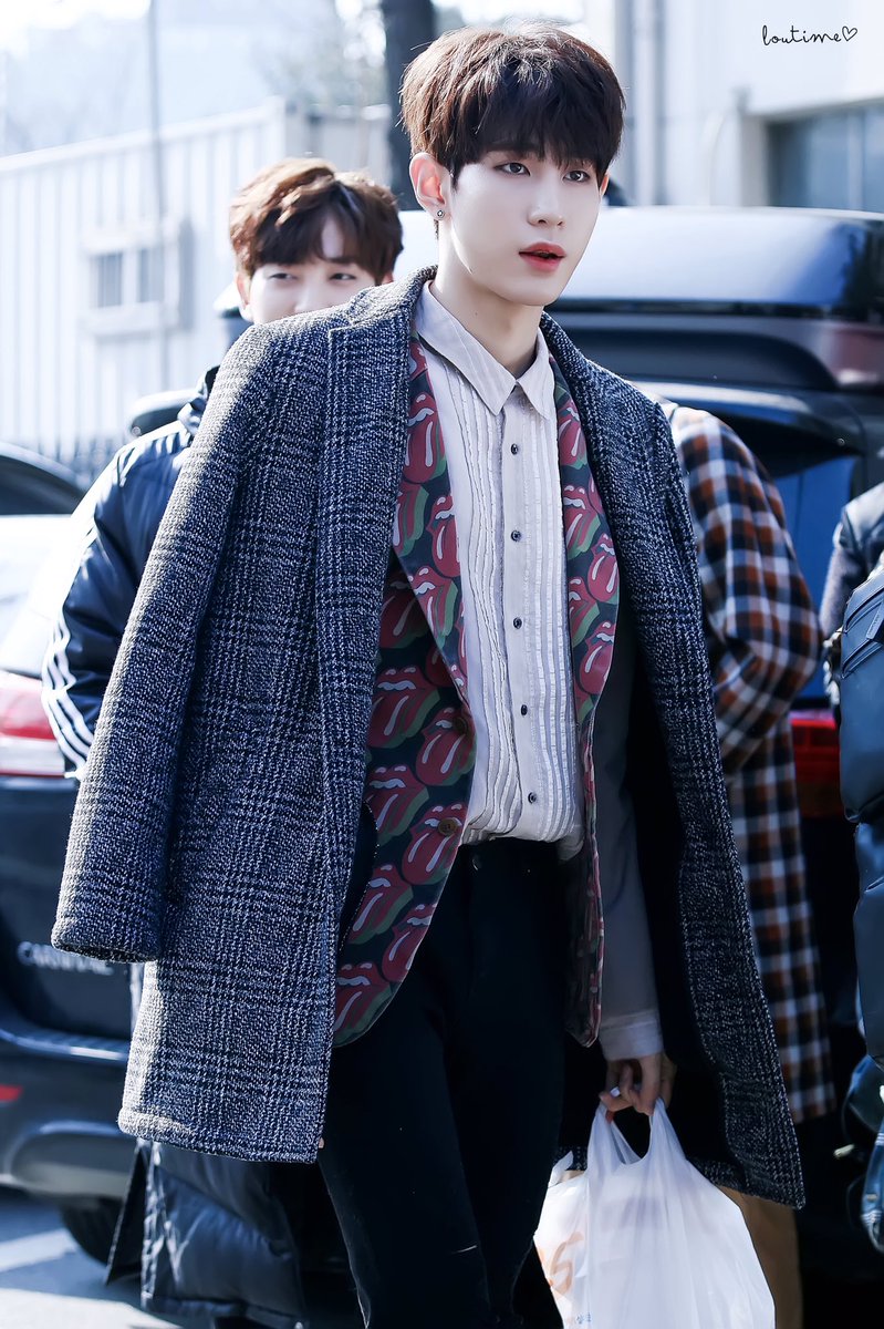 LOUtime1221's tweet photo. HQ 170303 뮤뱅 재출근🎈#로우 #김호성 #LOU #KIMHOSUNG #VAV #브이에이브이 
#VENUS #비너스 #Dance_with_me https://t.co/is3g2EdYJb