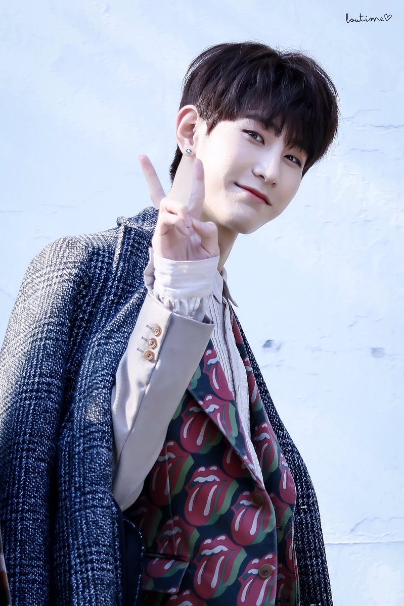 LOUtime1221's tweet photo. HQ 170303 뮤뱅 재출근🎈#로우 #김호성 #LOU #KIMHOSUNG #VAV #브이에이브이 
#VENUS #비너스 #Dance_with_me

❣️ https://t.co/NP2gUmut3n