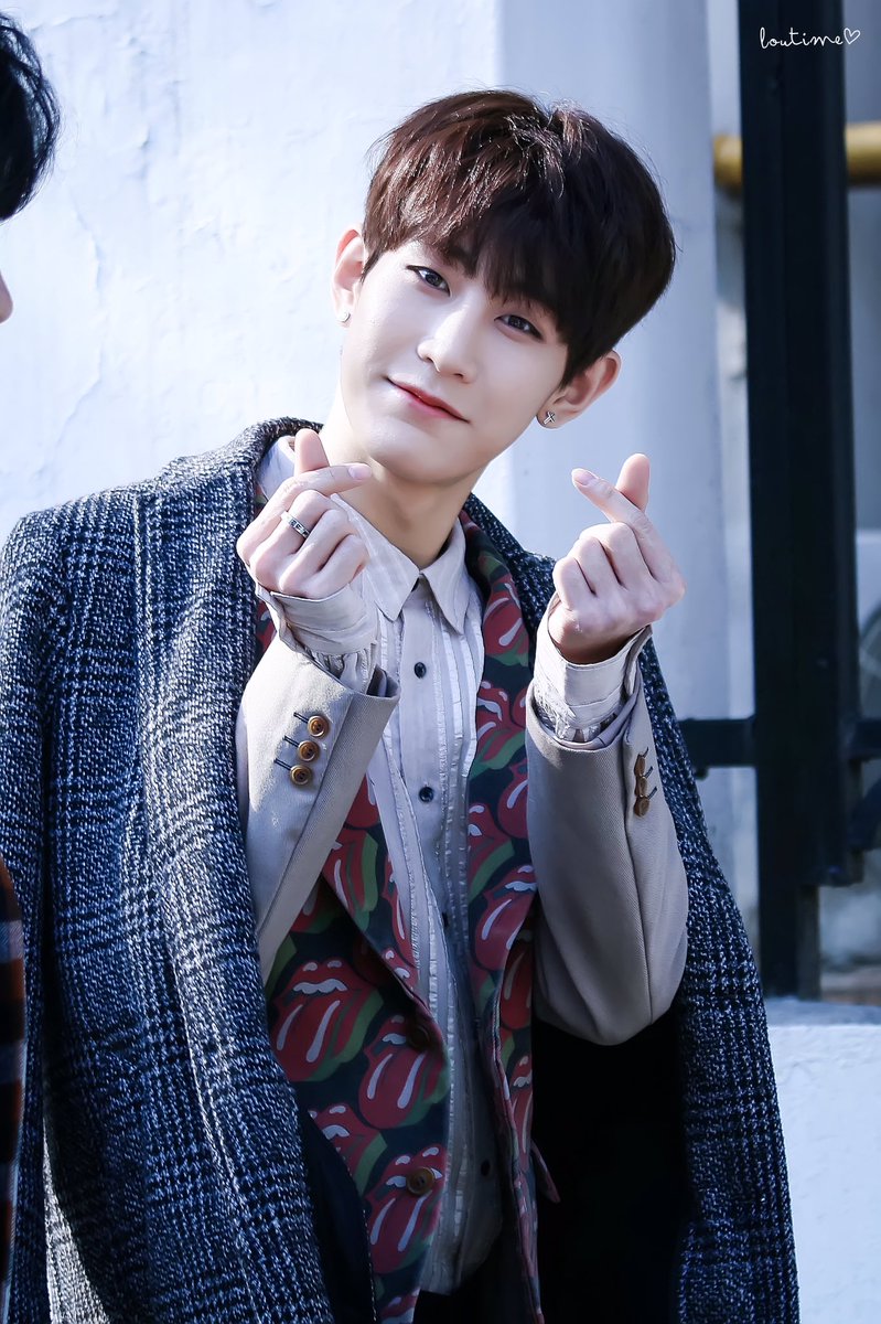 LOUtime1221's tweet photo. HQ 170303 뮤뱅 재출근🎈#로우 #김호성 #LOU #KIMHOSUNG #VAV #브이에이브이 
#VENUS #비너스 #Dance_with_me

❣️ https://t.co/NP2gUmut3n