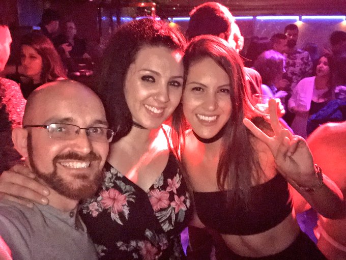 Buenos d&iacute;as anoche en @kmdiscobenidorm con @Pamelaasanchezz @carolina_abril_  y su amiga muy simp&aacute;tica<a class="tags" target="_blank" title="On Twitter" href="/?out=eyJ0eXAiOiJKV1QiLCJhbGciOiJIUzUxMiJ9.eyJpYXQiOjE3MjI1ODk0ODMsImlzcyI6InR3cG9ybnN0YXJzLmNvbSIsIm5iZiI6MTcyMjU4OTQ4MywiZXhwIjoxNzU0MTI1NDgzLCJyZWRpcmVjdF91cmwiOiJodHRwczovL3R3aXR0ZXIuY29tL2ttZGlzY29iZW5pZG9ybSJ9.LH5GA_5RsOMrkQ9qoSP1hsmN4f-zWhjbb9aqU5anmGOpmQS09dlOiKLVjQRHTQHDeZxZoYrBnZ7jvt8Zd8pxYg">@kmdiscobenidorm</a><a class="tags" href="/tag/pamelaasanchezz">@pamelaasanchezz</a><a href="/tag/fantasias"class="tags"><span>#fantasias</span></a><a href="/tag/improvisando"class="tags"><span>#improvisando</span></a><a href="/tag/leccionesdel2017"class="tags"><span>#leccionesdel2017</span></a>