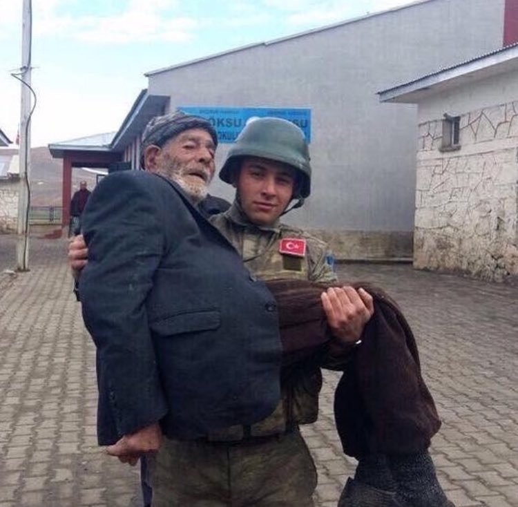 incicaps's tweet photo. Erzurum'da oy kullanmaya gelen amcamıza yardım eden jandarma 🇹🇷🇹🇷 https://t.co/To0eekaaVh