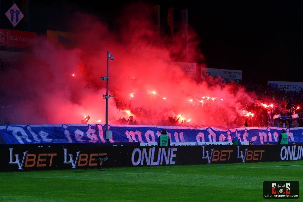 Ext_Supporters's tweet image. Druga połowa meczu #WPŁLPO zdecydowanie należała do piromanów ;)