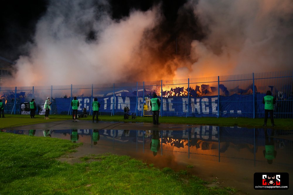 Ext_Supporters's tweet image. Druga połowa meczu #WPŁLPO zdecydowanie należała do piromanów ;)