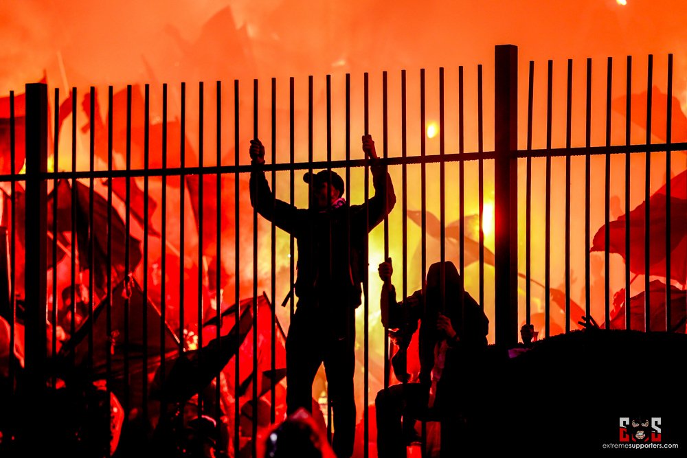 Ext_Supporters's tweet image. Druga połowa meczu #WPŁLPO zdecydowanie należała do piromanów ;)