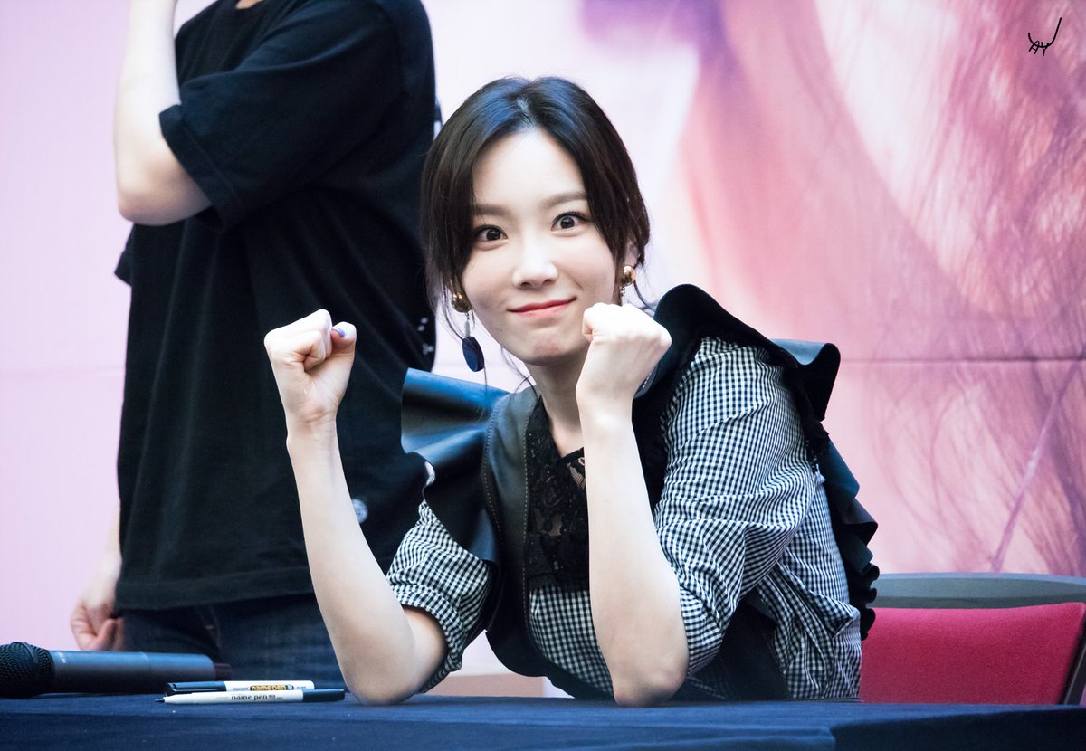 [PIC][16-04-2017]TaeYeon tham dự buổi Fansign cho “MY VOICE DELUXE EDITION” tại AK PLAZA vào chiều nay  - Page 3 C9iMeluUwAAGGEl