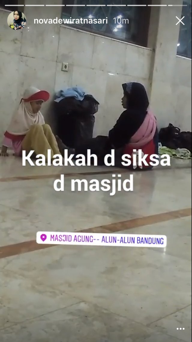 roryosha's tweet photo. sampurasun @Dinsos_BDG punteun ini pengemis di Masjid Agung melakukan intimidasi kepada anaknya [foto dari akun IG teman] | @relawan_bdg https://t.co/4IR2XzWfOO