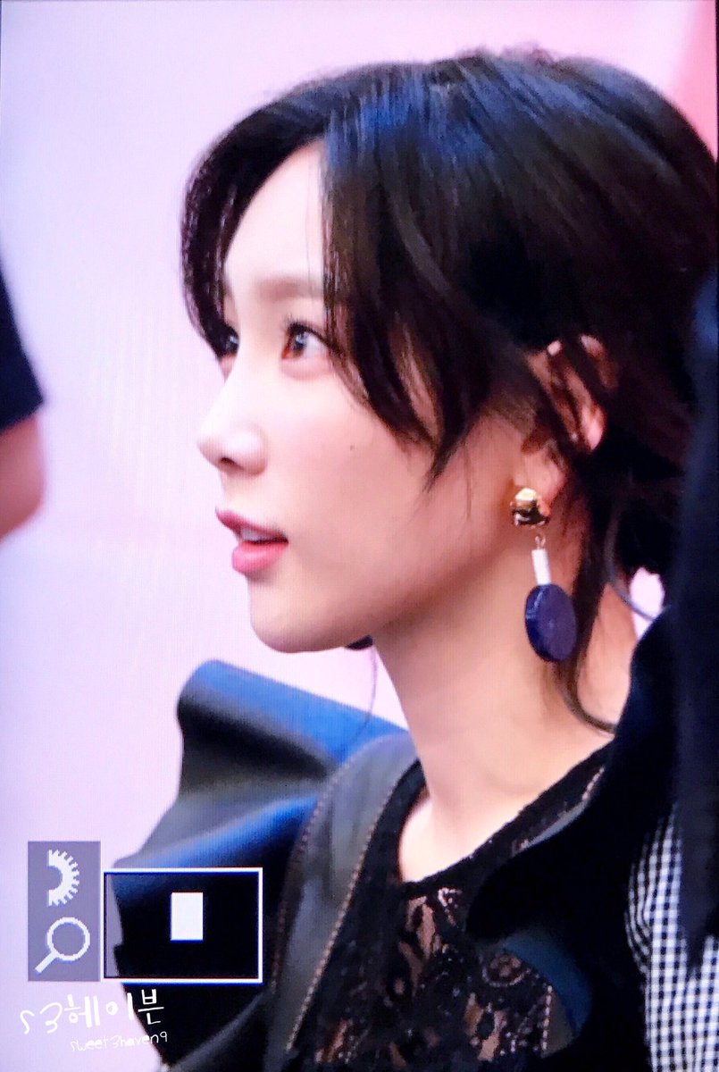 [PIC][16-04-2017]TaeYeon tham dự buổi Fansign cho “MY VOICE DELUXE EDITION” tại AK PLAZA vào chiều nay  C9iQE_mVwAAKP54