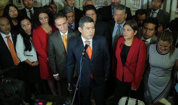 Politica_LR's tweet photo. El “equipo de lujo” de Keiko no aligera la mochila del fujimorismo https://t.co/RYZEwy7CaY https://t.co/Zx57sojBrd