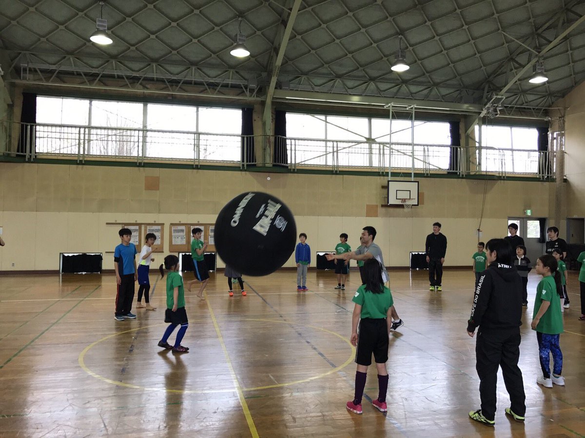 国際武道大学 キンボール部 昨日は稲毛の小学生にキンボール指導をしてきました ボールを使った遊び や試合などをし とても楽しんでやってくれました