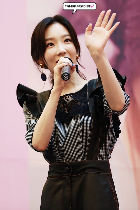 [PIC][16-04-2017]TaeYeon tham dự buổi Fansign cho “MY VOICE DELUXE EDITION” tại AK PLAZA vào chiều nay  - Page 2 C9iZ3AZUMAA_yDs