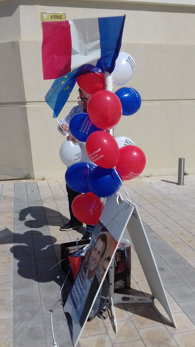 @EnMarcheNantes @EmmanuelMacron 
Journée de PAP et tractage avec nos amis vendéens.  Merci @hugooillic pour cette belle journée. 😉