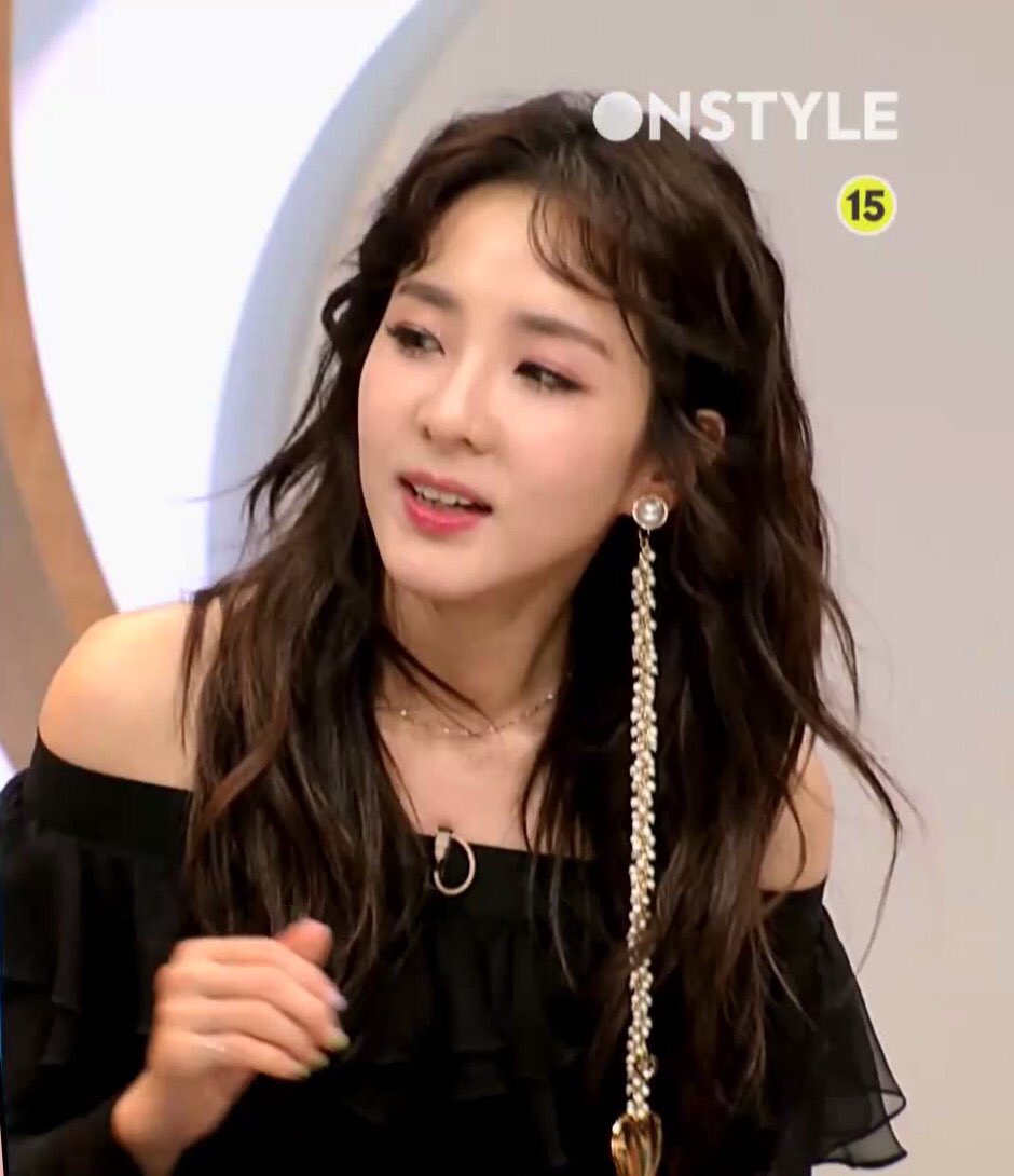 xxirxxnoy's tweet image. Dara should bring back her ootd post for GIB just like she did with Sugarman back then..this is my favorite style so far 😍💕