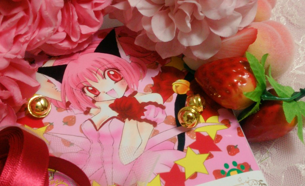 Tokyo_Mew_Mew_5's tweet photo. 日曜のキラプリツイートで度々話題になっている15年前の時代先取りアニメ『東京ミュウミュウ』🎀🔔
実は今まで原作絶版でしたが、幸せなことに一昨年なかよし60周年記念で復刻版が発売されたので新品ピカピカが書店でゲットできます😆🍓(報告) https://t.co/JGYVXmYUHB