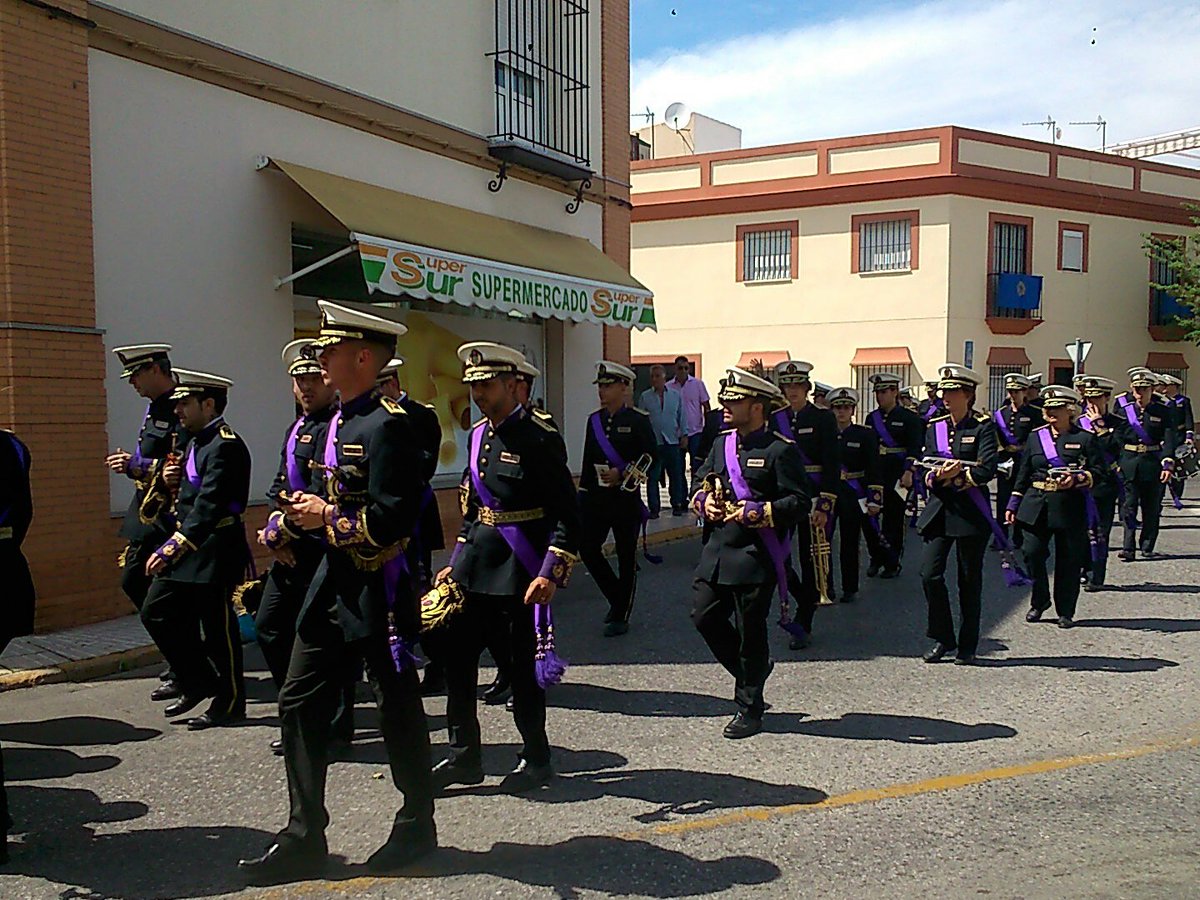 Ya pasea la banda de la Cruz de Guía camino de la Iglesia (16:00h)