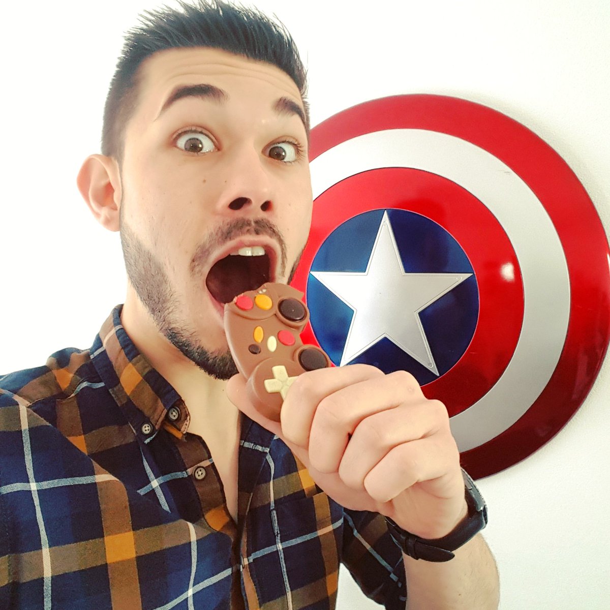 ADRI_GEEK's tweet image. 🔥 CONCOURS 🎁

Si vous êtes gourmand &amp;amp; Geek gagnez 5 manettes en chocolat 😊
Pour participer :
Follow moi &amp;amp; @cadeaumaestro + RT
Tirage le 19 😚