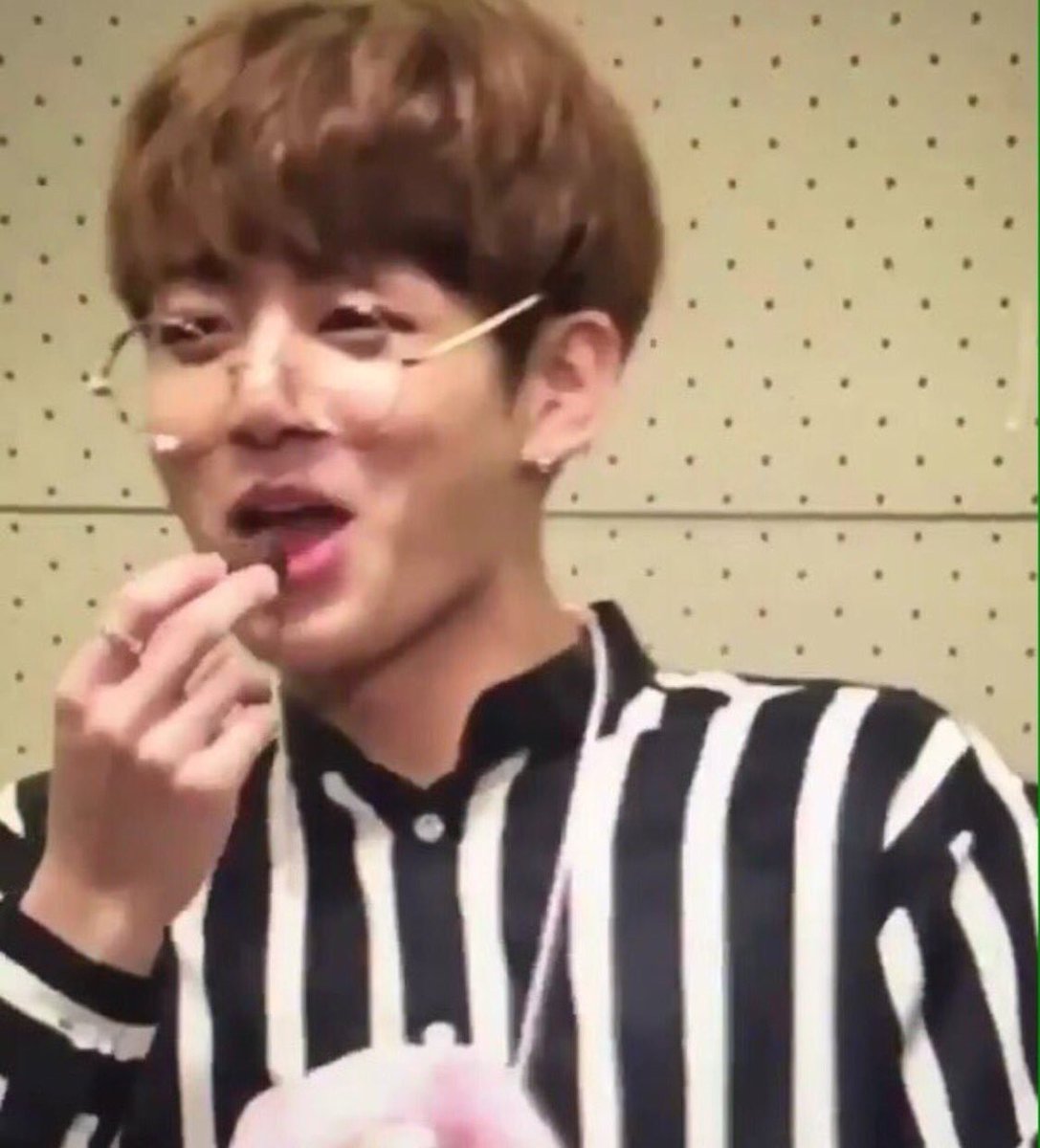 okayestlindsay's tweet photo. JM: no, im not having any candy. I need to keep my figure
JK: *sensually eats chocolate* *moans*
JM: I fuckin hate you.
#EasterWithBTS https://t.co/TjO69QhX4B