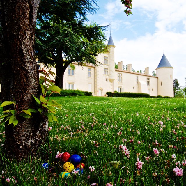 Le lapin de #Pâques a laissé des cadeaux dans les jardins du château. La chasse aux œufs est ouverte ! Joyeuses Pâques à tous ! 🐣🐰😁