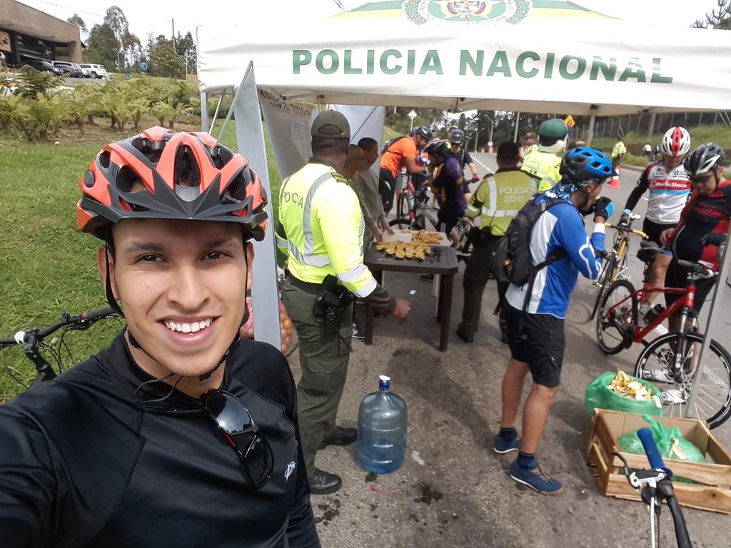 DavidAlzate's tweet photo. Excelente premio por llegar al alto de las Palmas en la bici @PoliciaColombia @INDERMEDELLIN @AlcaldiadeMed #ModeBike @Telemedellin https://t.co/PrTH0zkpdZ