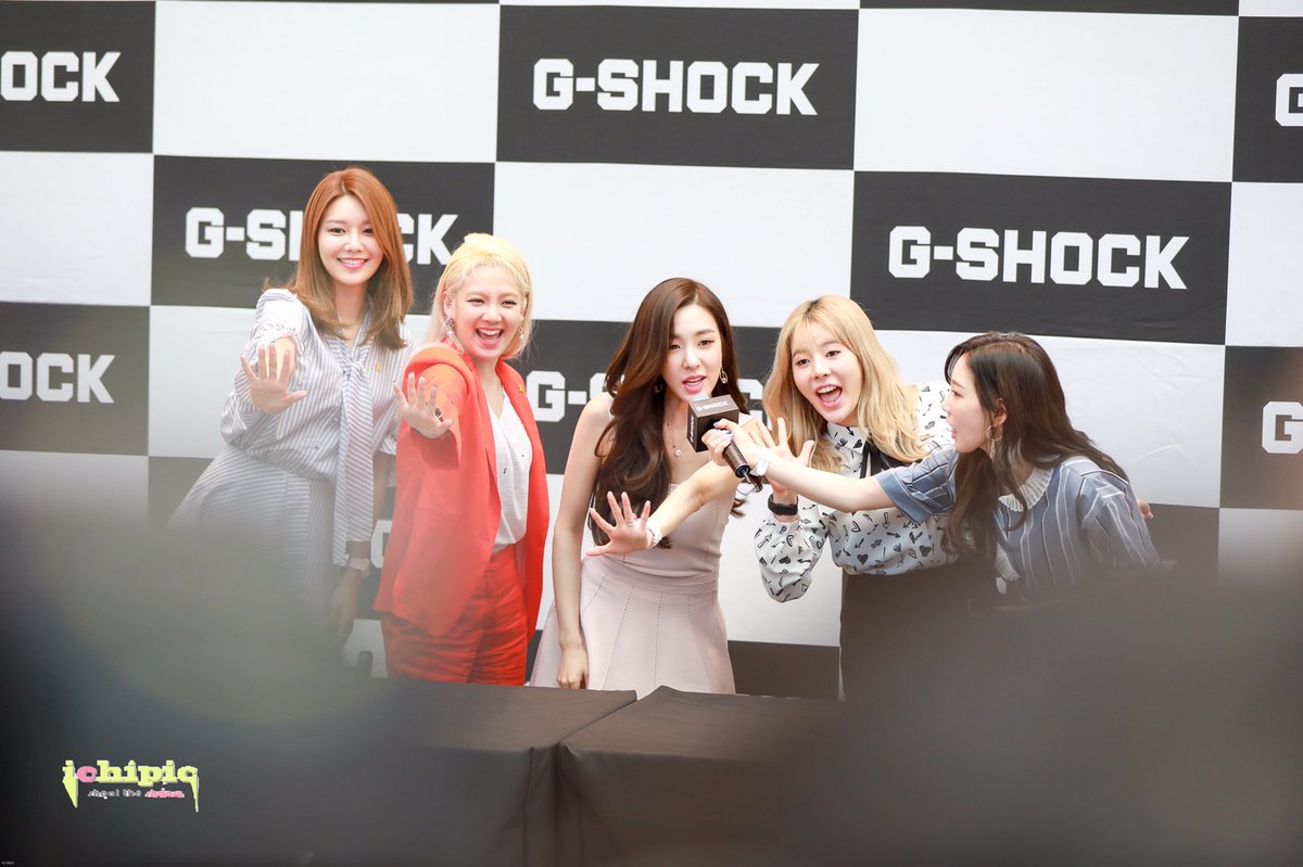 [PIC][16-04-2017]TaeYeon – Sunny – Tiffany – HyoYeon và SooYoung tham dự buổi Fansign cho “G-SHOCK CRAZY TOUGHNESS” vào chiều nay - Page 6 C9ipz0lUIAAvva7