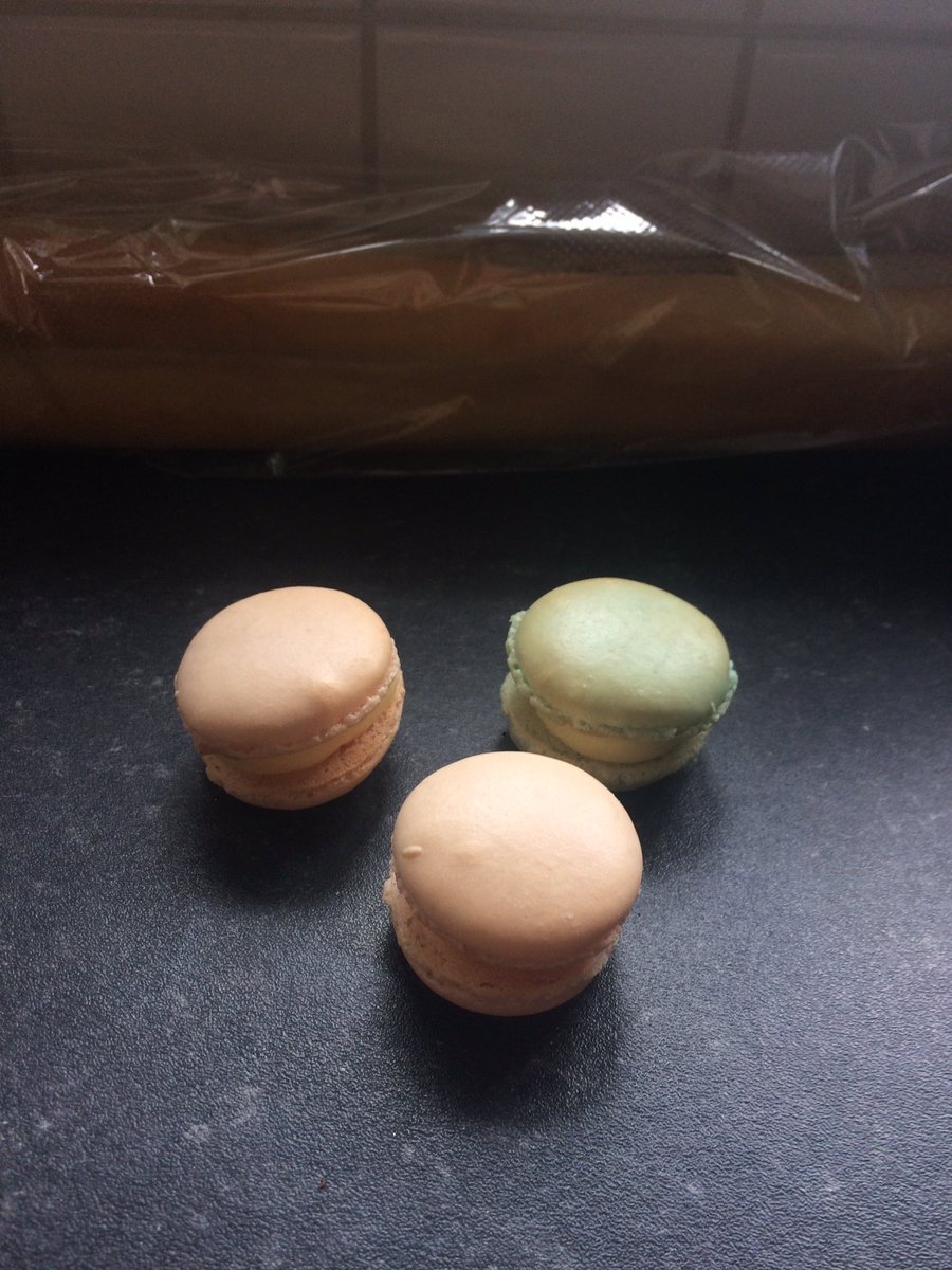 zaynekadry's tweet photo. Instagram vs real life #whenbakinggoeswrong https://t.co/9QcQpQRHq1