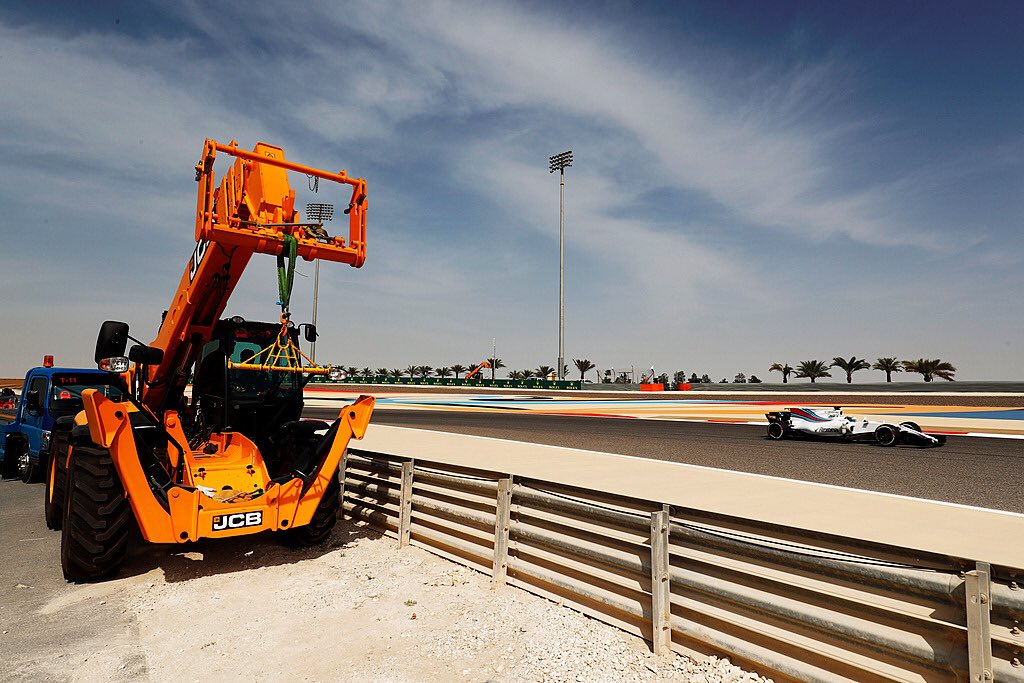 JCBmachines's tweet image. Great photo from #BahrainGP...A great partnership! @WilliamsRacing #WeAreRacing
