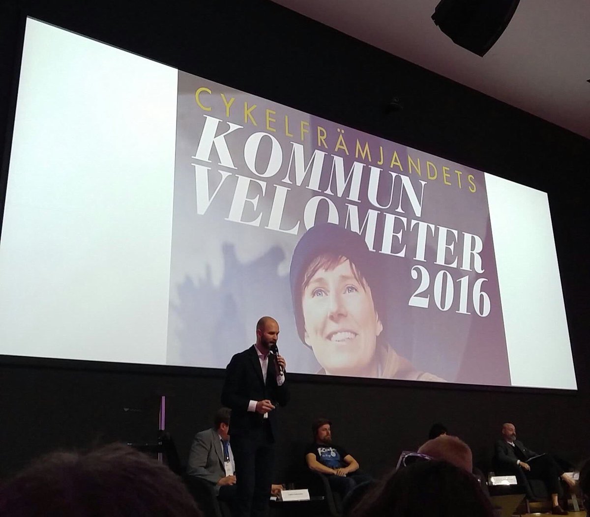 Cykelframjandet's tweet photo. Genom att mäta cykelarbetet i kommuner kan det utvärderas och förbättras. @larsstromgren om #kommunvelometern i Moskva på #micc2017 #cykla https://t.co/bfLoyLaQNj