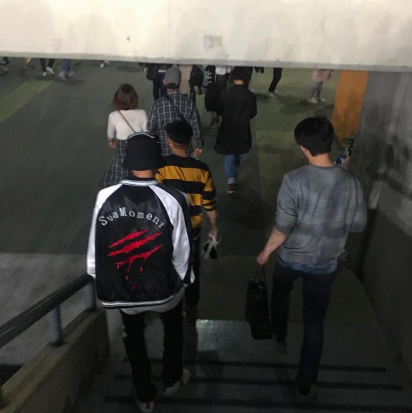 bts_th's tweet photo. [#BTS] #RAPMONSTER และ #JHOPE ที่คอนเสิร์ต #ColdplaySeoul วันนี้ https://t.co/pZoNIjItcB