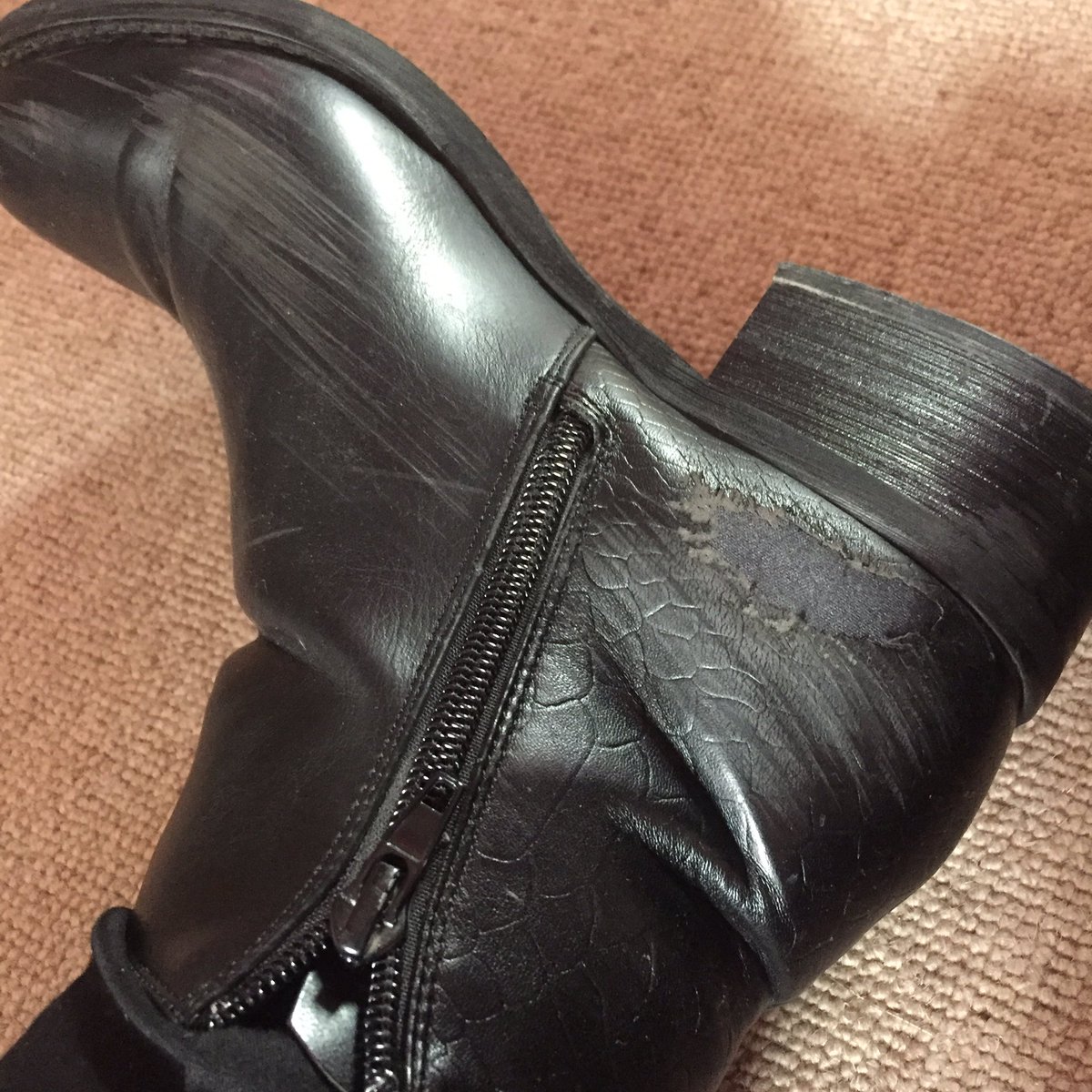 mprincesshannah's tweet photo. Used, well worn boots for sale. Payment to be made by Amazon GC. Highest offer accepted. #findom #footfetish #paypig #rinser #findomme https://t.co/8PAUodDgNT