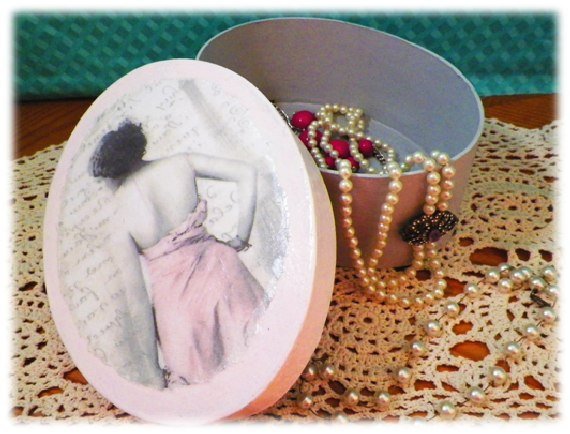 ruralgals's tweet photo. Oval Jewelry Box Hollywood Beauty Decoupage Paper Mache in Pari… https://t.co/FPkkZje2s0 #decorativeknobs #BrideGift https://t.co/hESjbxFCg8