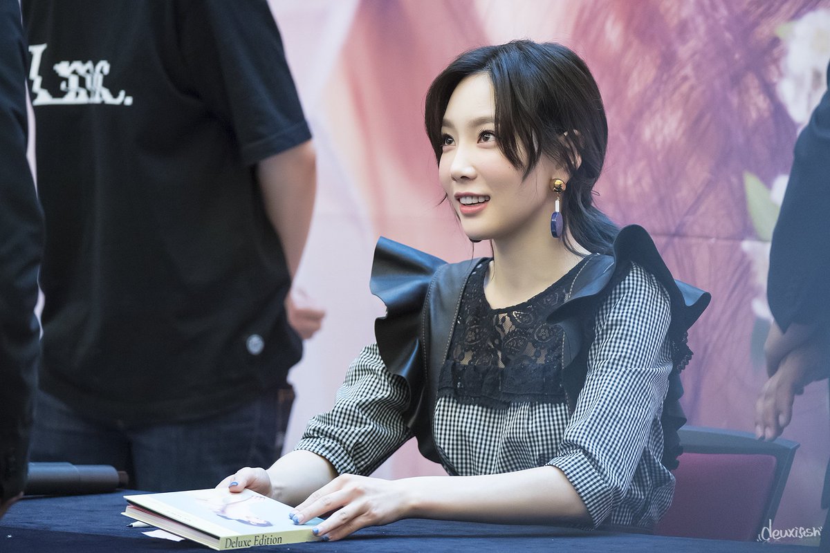 [PIC][16-04-2017]TaeYeon tham dự buổi Fansign cho “MY VOICE DELUXE EDITION” tại AK PLAZA vào chiều nay  - Page 2 C9iz2tFUAAA-xwu