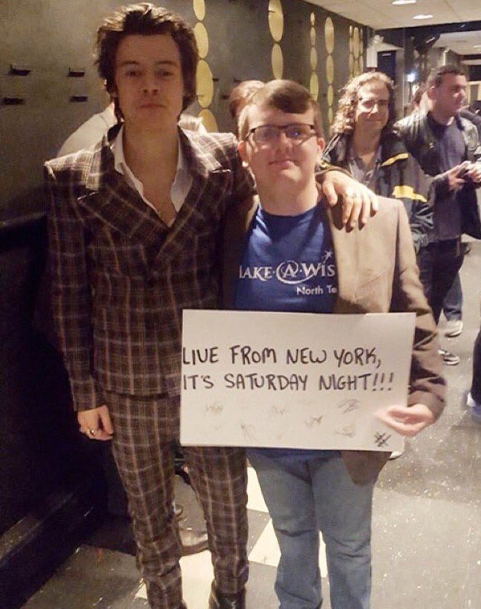 WorldNotes1D's tweet photo. Harry ayer con un fan en los estudios de SNL ayer #SignOfTheTimes https://t.co/I4zIBmGCpa