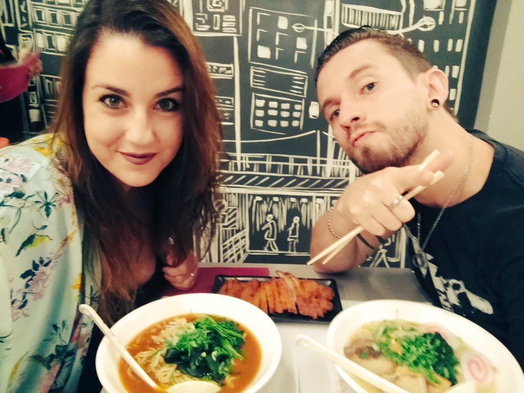 pullulae's tweet image. Estabamos viendo un vlog y nos entró hambre. @NekoJitaBlog Erunesto y Yuko se os quiere desde Madrid! #calpisboy #tencuidao #chop