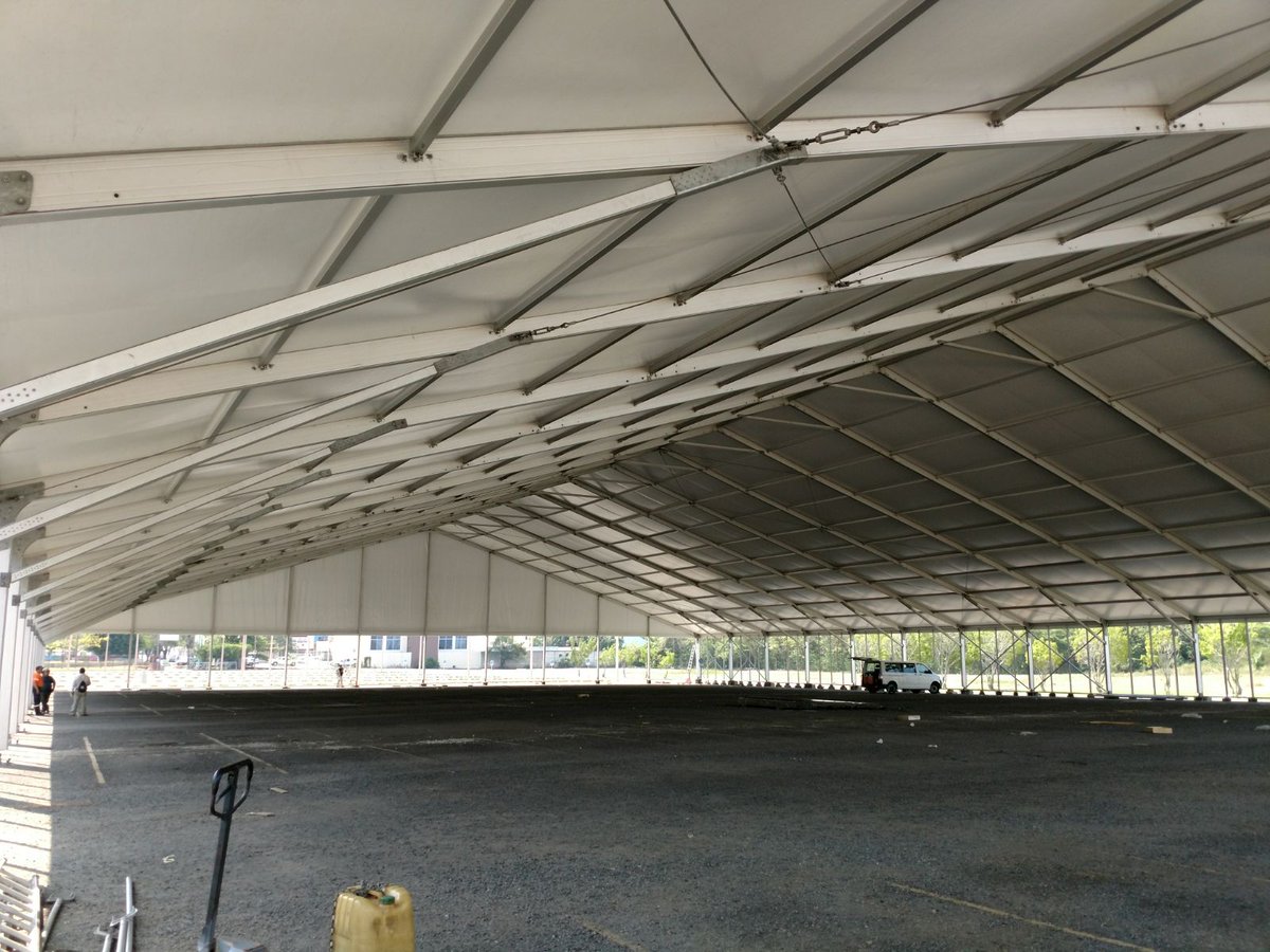 DiarioDeTabasco's tweet photo. #Entérate Colocan estructura cerrada para la elección de la #FlorTabasco2017 en el estacionamiento descubierto frente a TVT. https://t.co/TOfON0SBaN