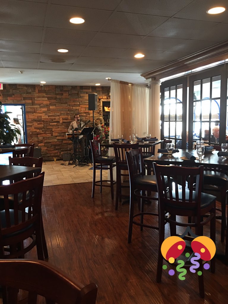 umacamu's tweet image. #livemusic #rightnow #yiannis #taverna #lowersaucon &amp;amp; 5 🥂#customerexperience w/greek food. #dontworry #behappy