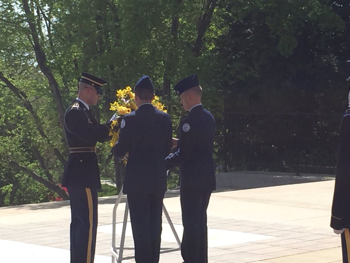 wrhsafjrotc's tweet photo. Cadets laid a wreath at the Tomb of the Unknown Soldier with members of @USArmyOldGuard. #waruindc https://t.co/6OtjPRi5sJ