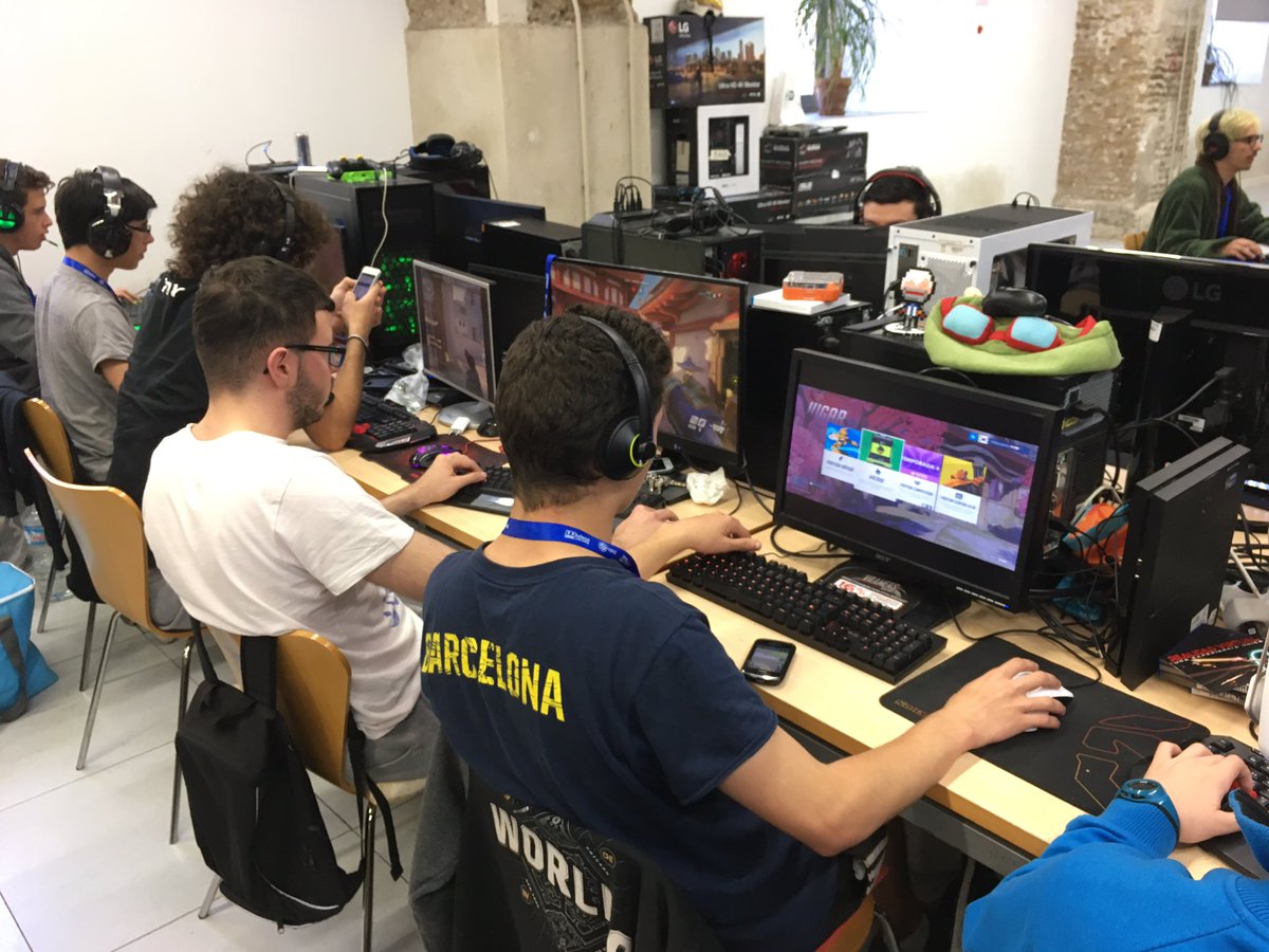 TelecoLANParty's tweet photo. Mañana es lunes 🙈🙈 ¡¡¡con los bien que estábamos en la #tlp9 !!! https://t.co/JYIwPvRMkF
