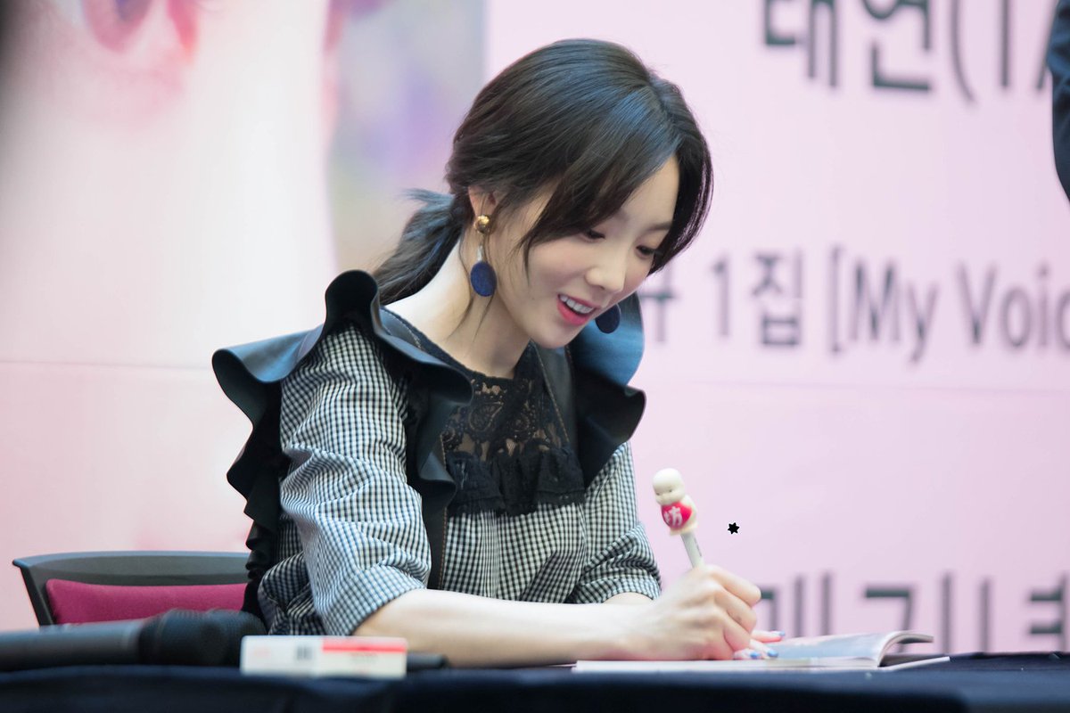 [PIC][16-04-2017]TaeYeon tham dự buổi Fansign cho “MY VOICE DELUXE EDITION” tại AK PLAZA vào chiều nay  - Page 2 C9jLE-cUMAASugd